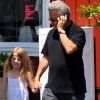 Bienveillant, Dustin Hoffman se promène avec sa petite-fille dans les rues de Brentwood le 15 août 2012