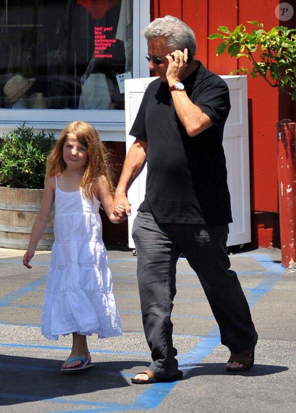 Bienveillant, Dustin Hoffman se promène avec sa petite-fille dans les rues de Brentwood le 15 août 2012