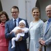 La princesse Estelle de Suède avec ses parents et le couple royal le 14 juillet 2012 à Solliden