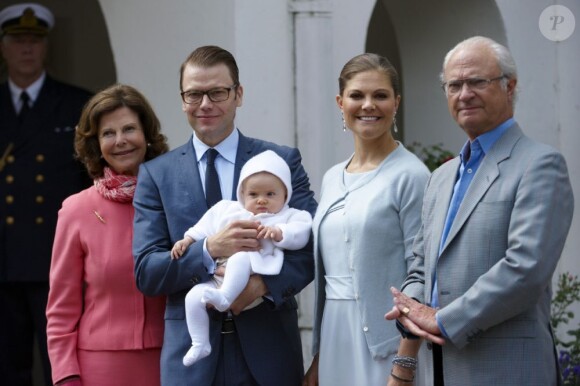 La princesse Estelle de Suède avec ses parents et le couple royal le 14 juillet 2012 à Solliden