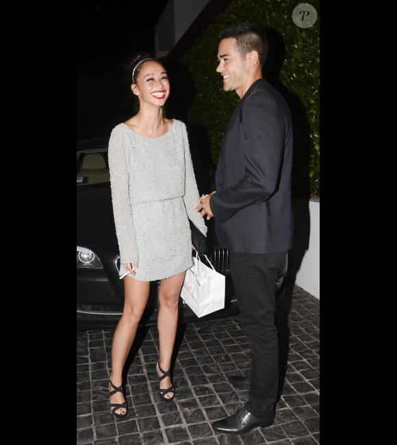 Jesse Metcalfe et sa fiancée Cara Santana, souriants, à Los Angeles, le 16 août 2012