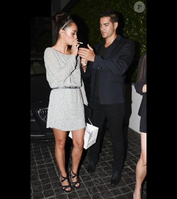 Jesse Metcalfe et sa fiancée Cara Santana qui allume une cigarette à Los Angeles, le 16 août 2012