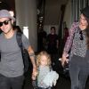 Pete Wentz, le petit Bronx, et sa compagne Meagan Camper à l'aéroport de Los Angeles, le 16 août 2012.