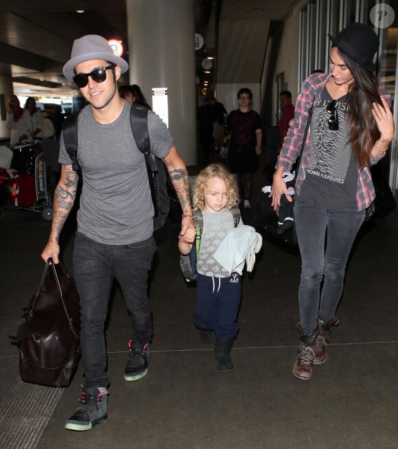 Pete Wentz, le petit Bronx, et sa compagne Meagan Camper à l'aéroport de Los Angeles, le 16 août 2012.