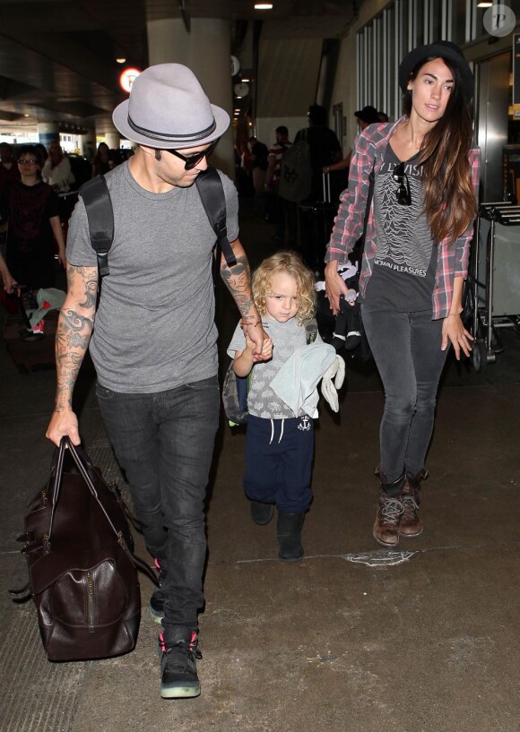 Pete Wentz, son fils Bronx, et Meagan Camper à l'aéroport de Los Angeles, le 16 août 2012.