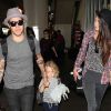 Pete Wentz, son fils Bronx, et sa compagne Meagan Camper à l'aéroport de Los Angeles, le 16 août 2012.