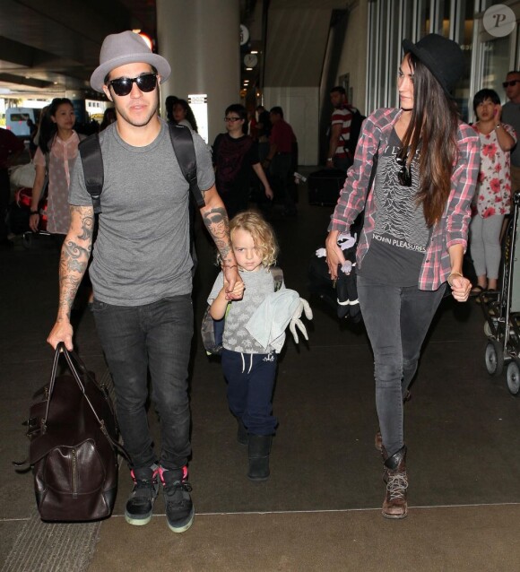 Pete Wentz, son fils Bronx, et sa compagne Meagan Camper à l'aéroport de Los Angeles, le 16 août 2012.
