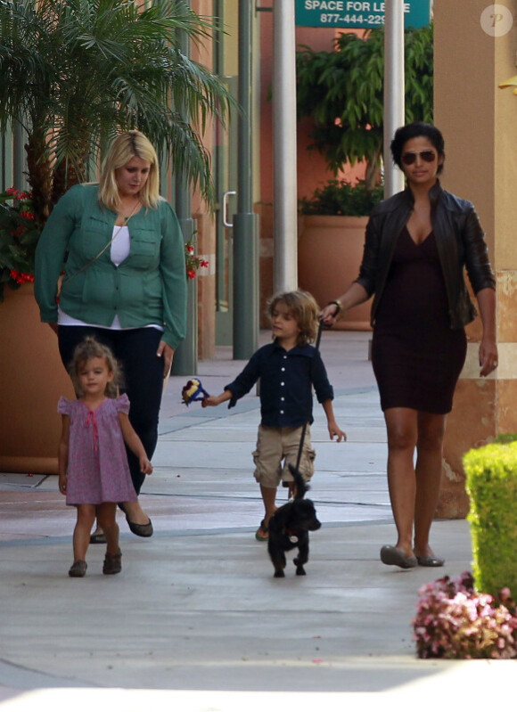 Camila Alves, enceinte, avec ses deux enfants Levi et Vida. La petite famille a acheté un nouveau chiot pour agrandir la famille, à Los Angeles, le 17 août 2012