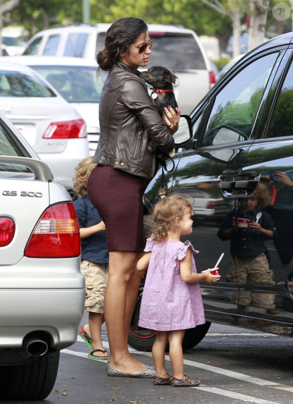 Camila Alves, enceinte, avec ses deux enfants Levi et Vida. La petite famille a acheté un nouveau chiot pour agrandir la famille, à Los Angeles, le 17 août 2012