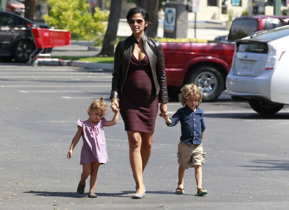 Camila Alves, enceinte, avec ses deux enfants Levi et Vida. La petite famille a acheté un nouveau chiot pour agrandir la famille, à Los Angeles, le 17 août 2012 - Il ne manque que Matthew McConaughey !