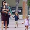 Camila Alves, enceinte, avec ses deux enfants Levi et Vida et la nounou. La petite famille a acheté un nouveau chiot pour agrandir la famille, à Los Angeles, le 17 août 2012