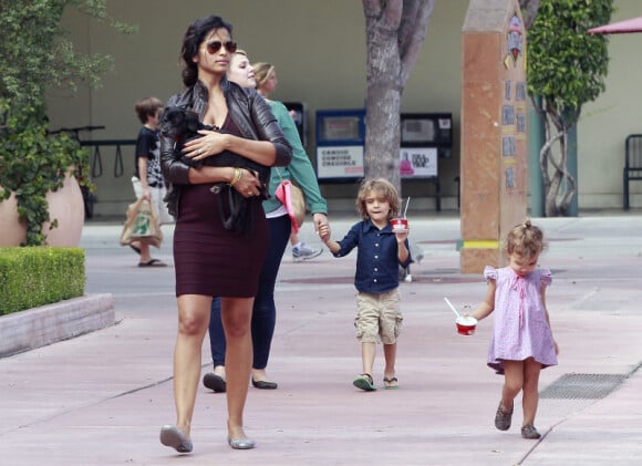 Camila Alves, enceinte, avec ses deux enfants Levi et Vida et la nounou. La petite famille a acheté un nouveau chiot pour agrandir la famille, à Los Angeles, le 17 août 2012