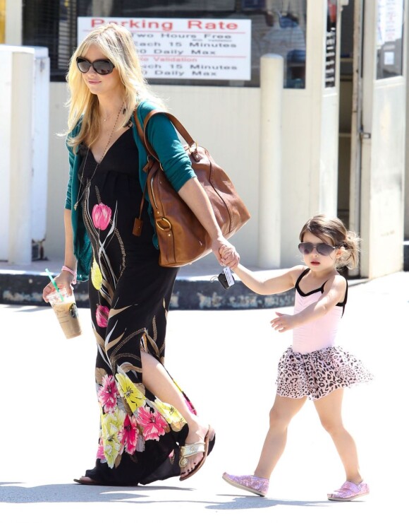 Sarah Michelle Gellar et sa craquante danseuse étoile Charlotte, adorable duo sous le soleil de Studio City. Le 18 août 2012.