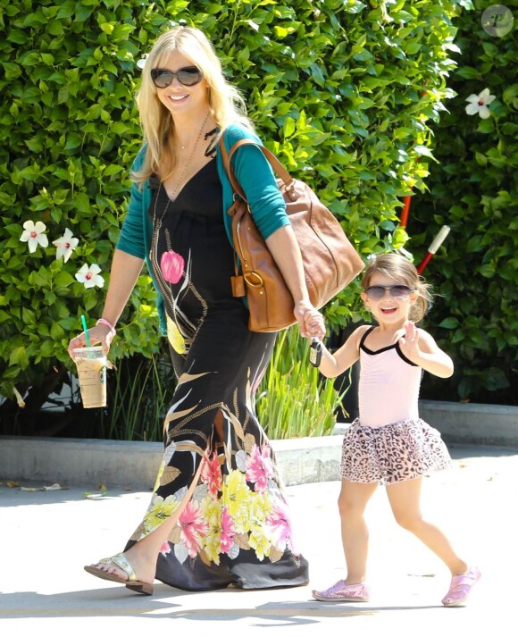 Sarah Michelle Gellar, enceinte et habillée d'un cardigan vert, d'une maxi-robe florale et de sandales, rayonne en compagnie de sa fille Charlotte, future ballerine. Studio City, le 18 août 2012.