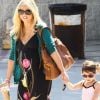 Sarah Michelle Gellar, enceinte, récupère sa ravissante ballerine Charlotte à la sortie de son cours de danse. Studio City, le 18 août 2012.