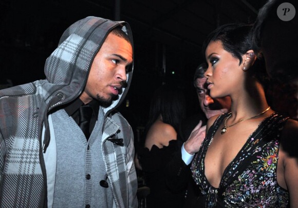 Rihanna et Chris Brown en pleine conversation dans un club en 2008