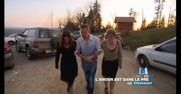 Dany entouré de ses prétendantes Héléna et Sylvie dans la bande-annonce de L'amour est dans le pré 7 le lundi 20 août 2012 sur M6