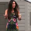 Megan Fox à Los Angeles, radieuse et enceinte. La star, moulée dans une robe fleurie, a mis son joli ventre en valeur le 19 août 2012 lors d'une sortie familiale.