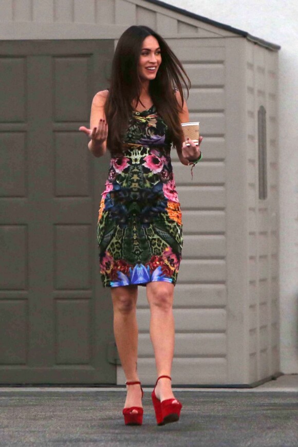 Megan Fox à Los Angeles, radieuse et enceinte. La star, moulée dans une robe fleurie, a mis son joli ventre en valeur le 19 août 2012 lors d'une sortie familiale.