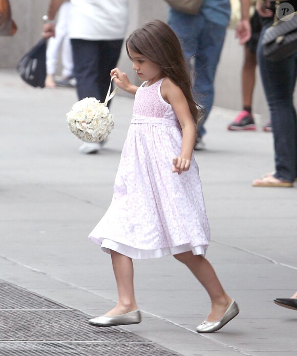Suri Cruise a désormais un petit sac en forme de bouquet de fleurs ! La fillette est allée prendre de délicieuses friandises chez Alice's Tea à New York le 19 août 2012
