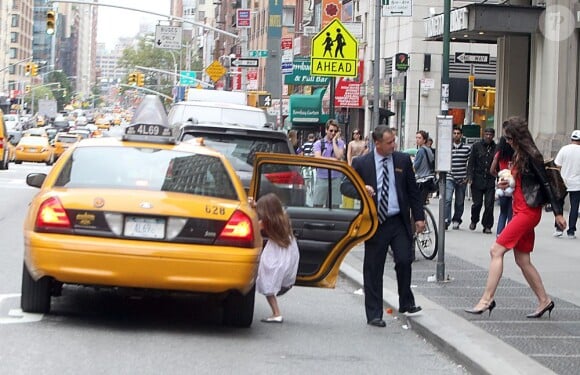 Katie Holmes et sa fille Suri Cruise se promènent dans les rues de New York le 19 août 2012