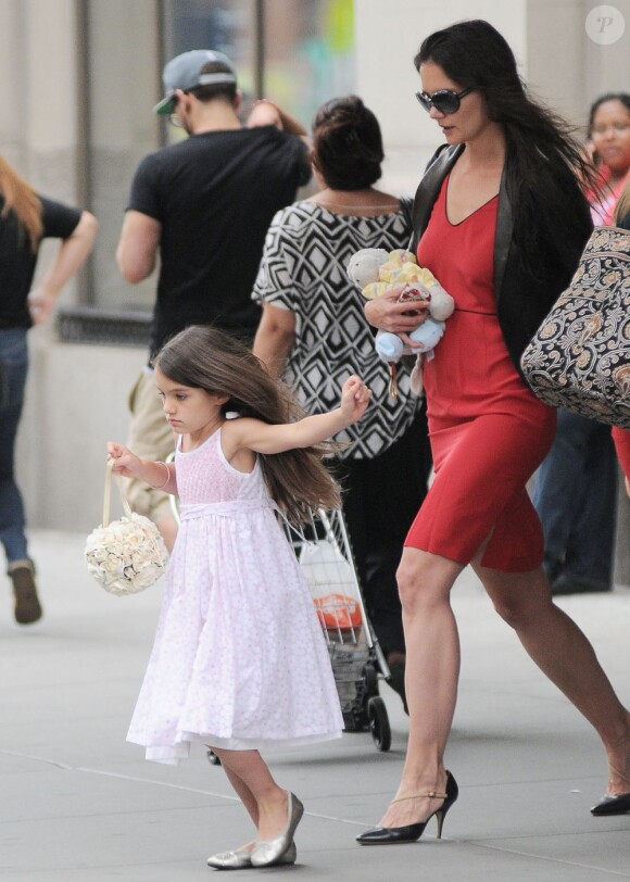 Katie Holmes et sa fille Suri Cruise se promènent dans les rues de New York le 19 août 2012