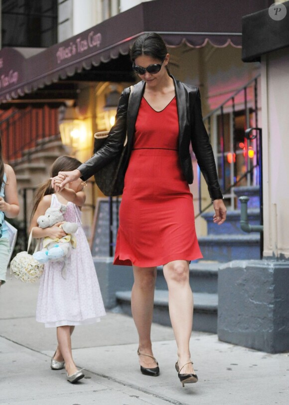 Katie Holmes superbe et sa fille Suri Cruise se promènent dans les rues de New York le 19 août 2012