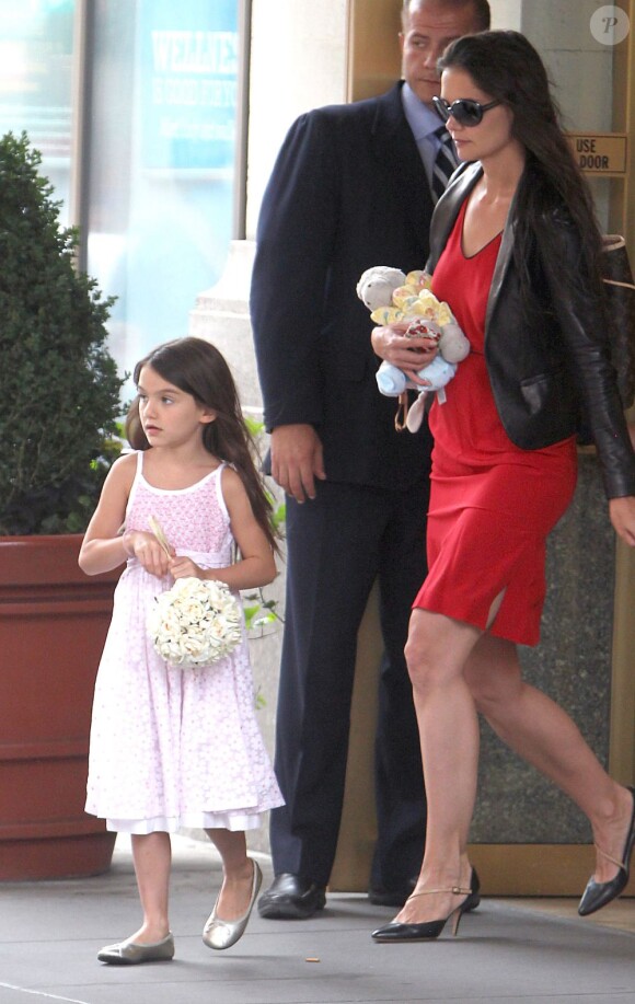 Katie Holmes et sa fille Suri Cruise sortent de leur appartement pour une balade dans les rues de New York le 19 août 2012