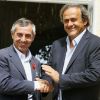 Alain Giresse reçoit la Légion d'Honneur des mains de Michel Platini au château du Haillan près de Bordeaux le 20 août 2012