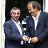 Alain Giresse reçoit la Légion d'Honneur des mains de Michel Platini au château du Haillan près de Bordeaux le 20 août 2012