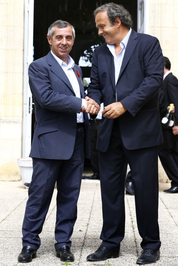 Alain Giresse reçoit la Légion d'Honneur des mains de Michel Platini au château du Haillan près de Bordeaux le 20 août 2012
