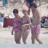 La duchesse d'Albe Cayetana, 86 ans, en vacances à Ibiza avec son mari Alfonso Diez et sa dame de compagnie, le 20 août 2012