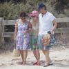 La duchesse d'Albe Cayetana, 86 ans, en vacances à Ibiza avec son mari Alfonso Diez et sa dame de compagnie, le 20 août 2012
