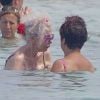 La duchesse d'Albe Cayetana en pleine baignade à Ibiza avec sa dame de compagnie, le 20 août 2012