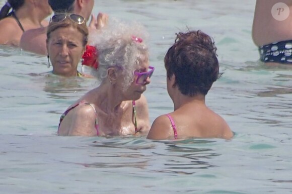 La duchesse d'Albe Cayetana en pleine baignade à Ibiza avec sa dame de compagnie, le 20 août 2012