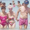 A 86 ans, la Cayetana, duchesse d'Albe, a fait sensation dans des bikinis plus flashy les uns que les autres en vacances à Ibiza avec son mari Alfonso Diez et sa dame de compagnie, le 20 août 2012