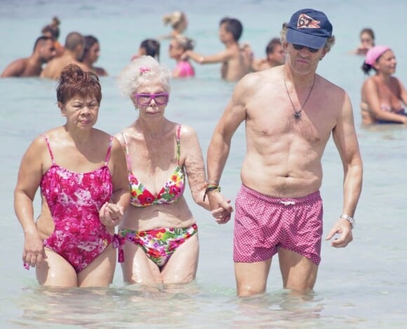 A 86 ans, la Cayetana, duchesse d'Albe, a fait sensation dans des bikinis plus flashy les uns que les autres en vacances à Ibiza avec son mari Alfonso Diez et sa dame de compagnie, le 20 août 2012