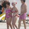 La duchesse d'Albe Cayetana, 86 ans, star de la plage en vacances à Ibiza avec son mari Alfonso Diez et sa dame de compagnie, le 20 août 2012