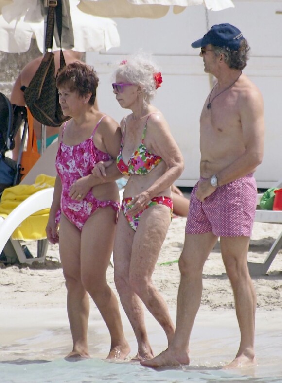 La duchesse d'Albe Cayetana, 86 ans, star de la plage en vacances à Ibiza avec son mari Alfonso Diez et sa dame de compagnie, le 20 août 2012