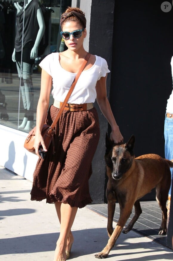 La sculpturale Eva Mendes se balade à Los Angeles avec son chien le 20 août 2012