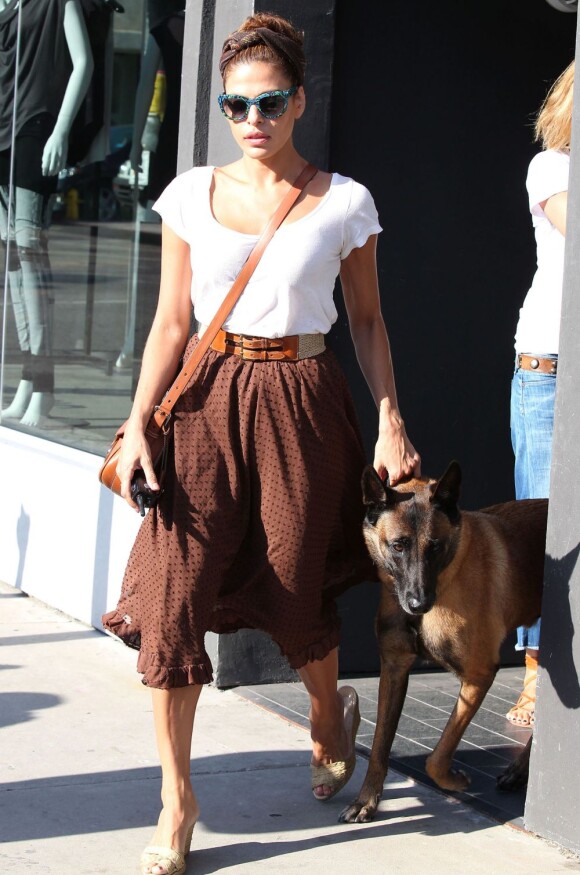 Eva Mendes à Los Angeles balade son chien le 20 août 2012