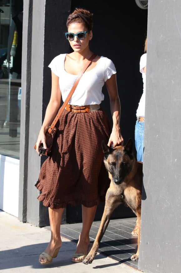 Eva Mendes, sexy et rétro à Los Angeles balade son chien le 20 août 2012