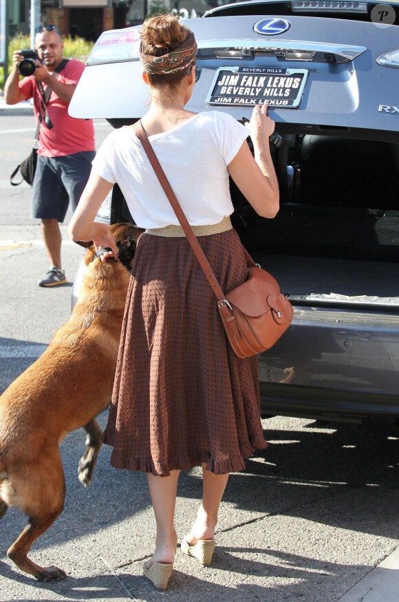 Sortie en duo pour Eva Mendes et son chien le 20 août 2012 à Los Angeles