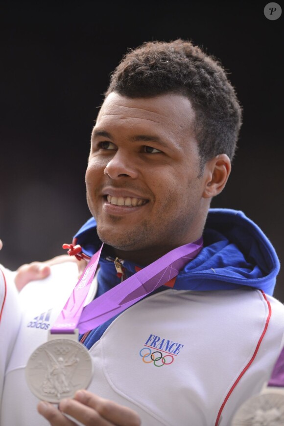 Jo-Wilfired Tsonga et sa médaille d'argent décrochée en double avec Michael Llodra le 4 août 2012 lors des JO de Londres