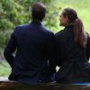 ''A m'asseoir cinq minutes sur un banc avec toi...'' La princesse Victoria et le prince Daniel de Suède inauguraient en amoureux le 23 août 2012 au parc royal de l'île de Djurgarden, à Stockholm, le ''chemin de l'amour'' ("kärleksstig") offert par la WWF à l'occasion de leur mariage célébré le 19 juin 2010.