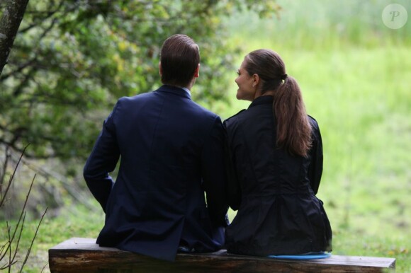 ''A m'asseoir cinq minutes sur un banc avec toi...'' La princesse Victoria et le prince Daniel de Suède inauguraient en amoureux le 23 août 2012 au parc royal de l'île de Djurgarden, à Stockholm, le ''chemin de l'amour'' ("kärleksstig") offert par la WWF à l'occasion de leur mariage célébré le 19 juin 2010.