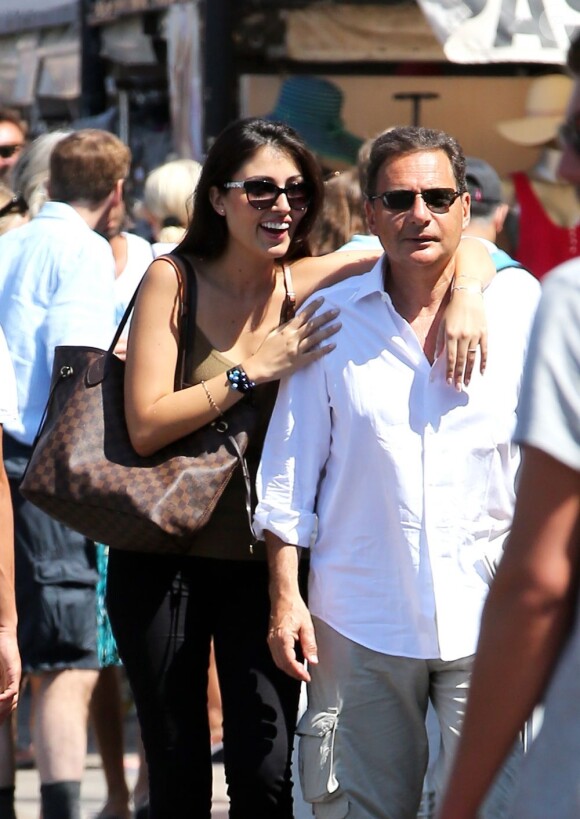 Eric Besson et son épouse Yasmine se promènent à Saint-Tropez, le 17 août 2012.