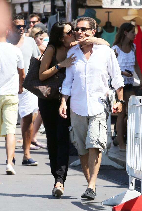 Eric Besson et son épouse Yasmine à Saint-Tropez, le 17 août 2012.