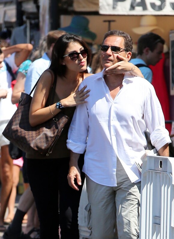 Eric Besson et son épouse Yasmine à Saint-Tropez, le 17 août 2012.