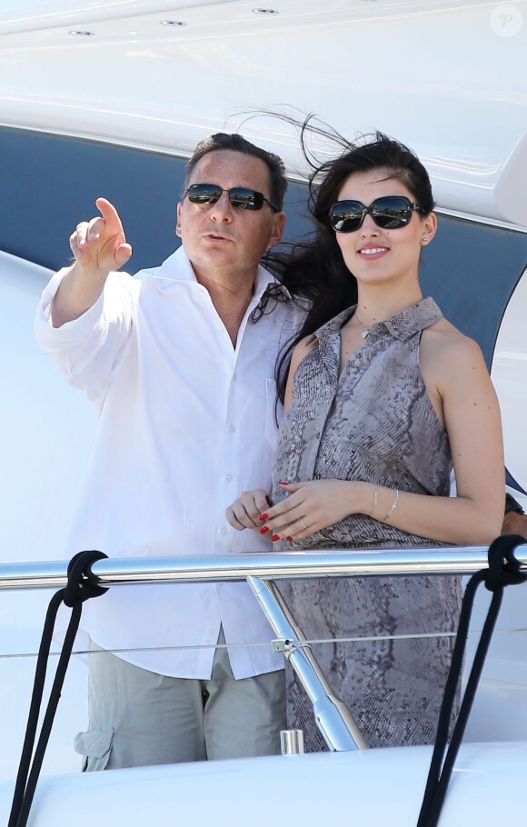 Eric Besson et son épouse Yasmine sur un yacht au large de Saint-Tropez, le 13 juillet 2012.